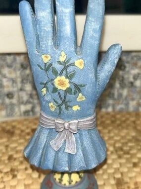 FLORAL GLOVE SHAPED RING HOLDER…Hard resin